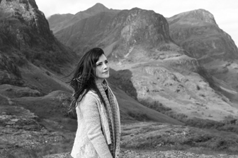 작품 예제 : 산을 배경으로 한 여성