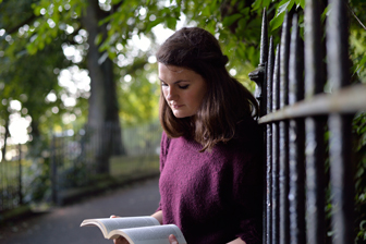 작품 예제 : 나무를 배경으로 한 책을 읽고 있는 여성