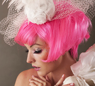 핑크 빛 머리카락과 흰색 의상이 인상적인 포트레이트 사진: 샘플이미지 클릭시 더큰 이미지 보기 페이지로 이동