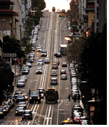 도시의 도로모습 사진. 양방향으로 차가 지나가고 있는 모습