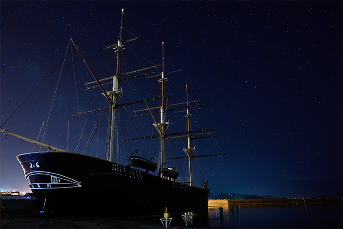작품예시1 : 밤하늘이 빛나는 부둣가에 정착되어 있는 배 한척